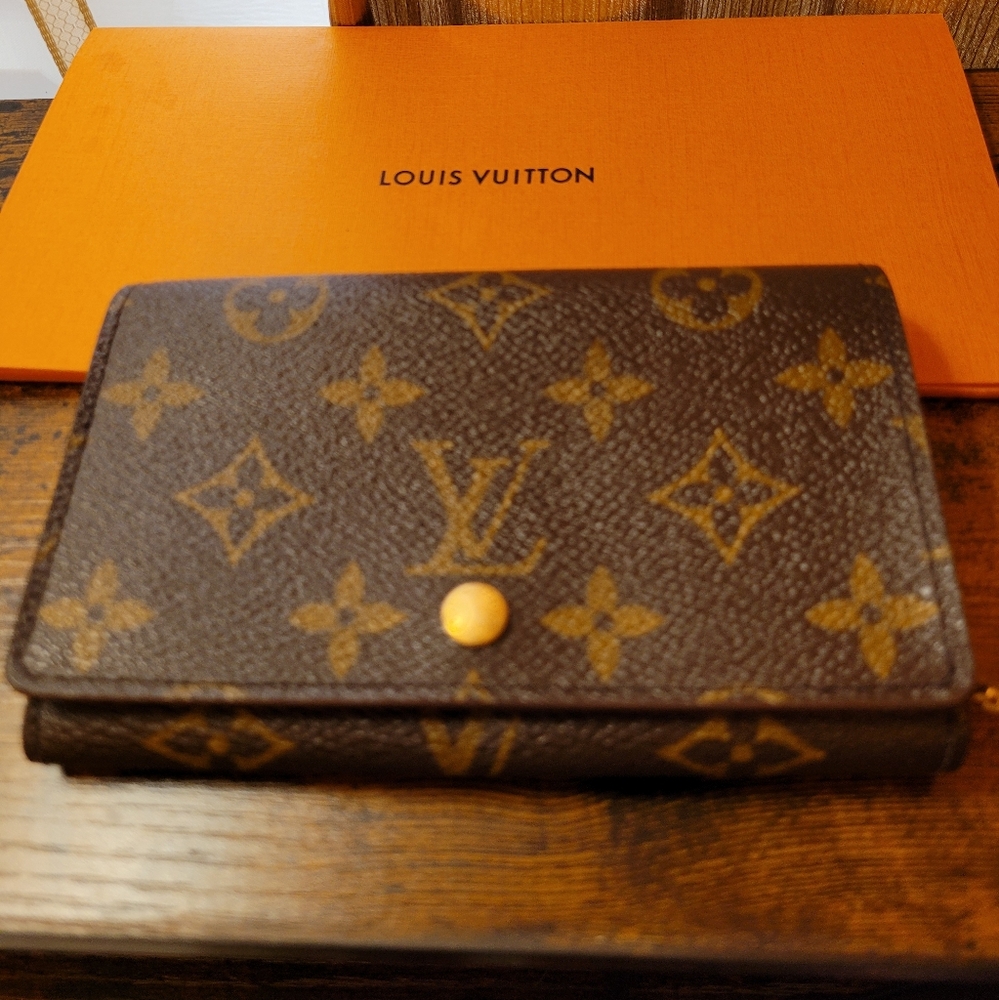 EUC LOUIS VUITTON PORT MONNAIR BILLETS TRESSOR  SNAP WALLET
